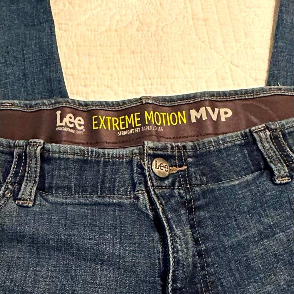 Men’s 44X30 Lee Extreme Motion straight fit jeans